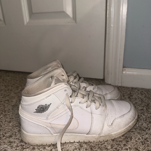 Jordan 1 mids - Picture 2 of 6